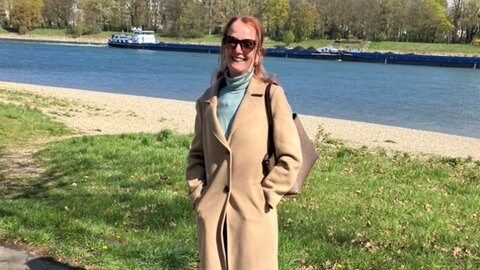 Martina Milnazik steht vor einem Fluss.