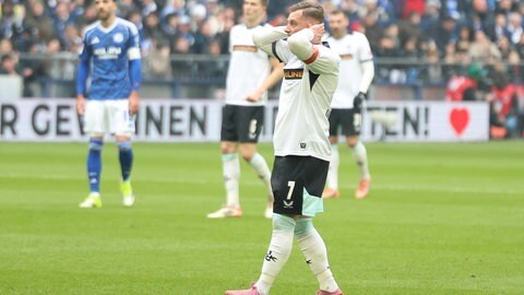 Nach 2:0 Führung nur 2:2 - ein enttäuschter FCK-Kapitän Marlon Ritter nach dem Unentschieden auf Schalke.