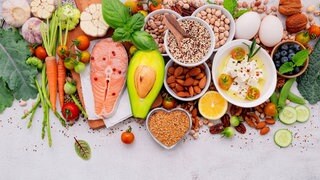 Verschiedene Lebensmittel, drunter Fisch, Avocado und Nüsse: Bei Fettstoffwechsel-Krankheiten sollte man möglichst kein fettes Fleisch essen, sondern lieber mal einen fetten Hochseefisch. Außerdem pflanzliche Fette. Ganz ohne Fett geht es nicht, aber man kann alternativ Walnüsse oder Erdnüsse essen, die positive Fette haben. Die besitzen ein sehr gutes und ausgeglichenes Verhältnis der sogenannten Omega-3- und Omega-6-Fettsäuren.