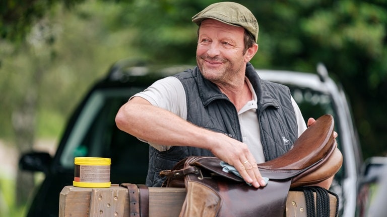 Bernd (Martin Wangler) auf seinem Gestüt