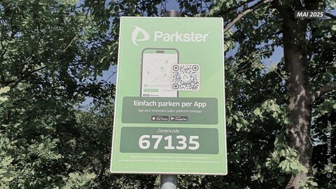 Ein Schild für Handyparken stand im Mai noch unverhüllt auf dem Wanderparkplatz der Stadt Deidesheim.