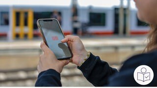 Eine Frau hält ein Handy in der Hand. Auf dem Bildschirm ist das Logo von der Deutschen Bahn. Rechts das SWR Logo für Leichte Sprache.