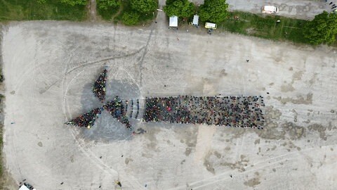 Mehr als 1.200 Teilnehmer bilden ein "Lebendiges Windrad" auf dem Tübinger Festplatz.