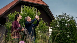 Albert (Alessio Hirschkorn) steht hinter Bernhard (Karsten Dörr), der etwas fotografiert