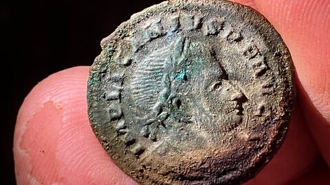 Münze in der Hand des Finders
