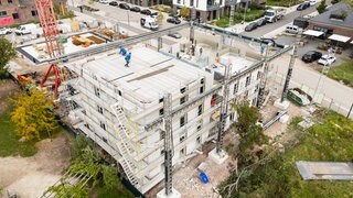 Häuser aus dem 3D-Drucker sollen schneller und günstiger gebaut werden als im konventionellen Bau. Noch gilt es aber Hürden zu überwinden, beispielsweise sind dem Druck durch das Gestell, auf dem er montiert ist, Grenzen in der Höhe gesetzt.