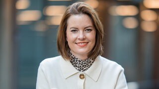 Cora Klausnitzer aus dem SWR1 Team moderiert zusammen mit Stefan Orner die Sendung "Guten Morgen Baden-Württemberg"