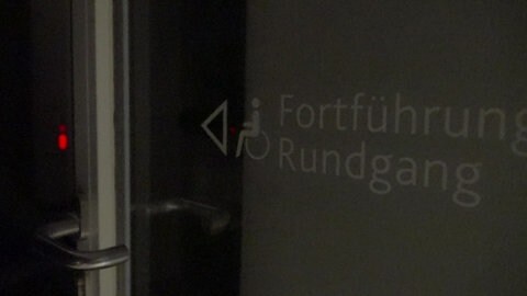 Der Weg zum nächsten Aufzug führt im Rheinischen Landesmuseum durch einen fast unbeleuchteten Flur. Für Menschen mit eingeschränkter Beweglichkeit ist das ein unsicherer Abschnitt.