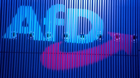 Das Logo der AfD an einer Wand