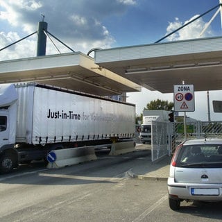 LKW mit 'Just in Time' Zulieferung für die Produktion. Symbolfoto.