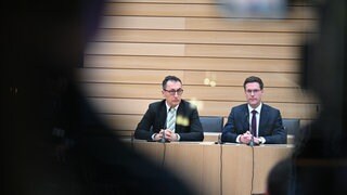 Cem Özdemir und Manuel hagel sitzen im Plenarsaal des Landtags. 