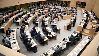 BW-Ministerpräsident Winfried Kretschmann (Grün) spricht bei einer Landtagssitzung.