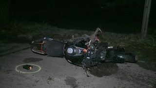 Der 57-jährige Motorradfahrer kam aus noch unbekannter Ursache von der Fahrbahn ab und stürzte so schwer, dass er noch an der Unfallstelle verstarb.