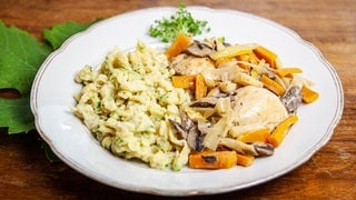 Riesling-Hähnchen mit Kräuterspätzle auf einem Teller