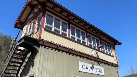 Das bereits renovierte Stellwerk 1 in Calw. Es soll mit dem Stellwerk 2 in Zukunft wieder eine Einheit bilden und zum Museum werden.